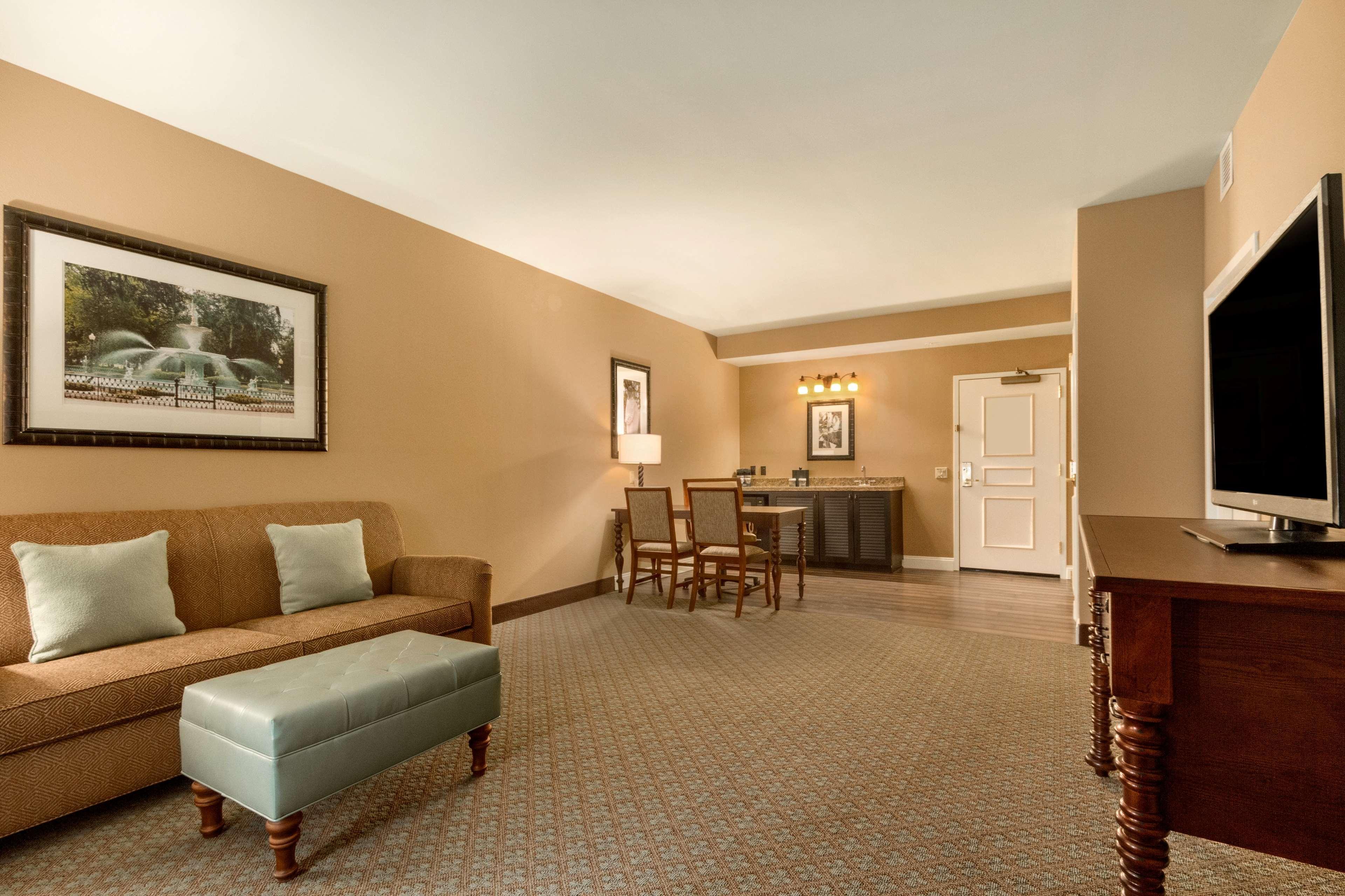 Embassy Suites Savannah Historic District Экстерьер фото