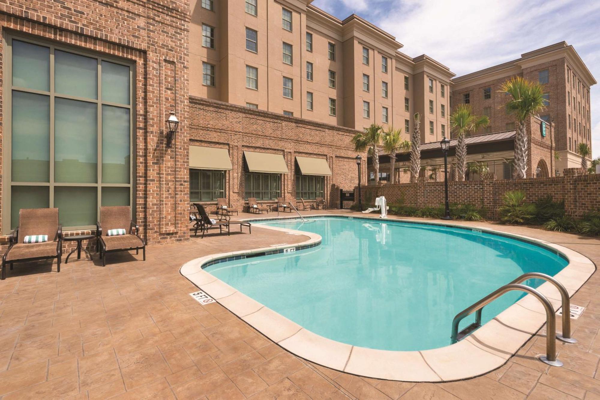 Embassy Suites Savannah Historic District Экстерьер фото