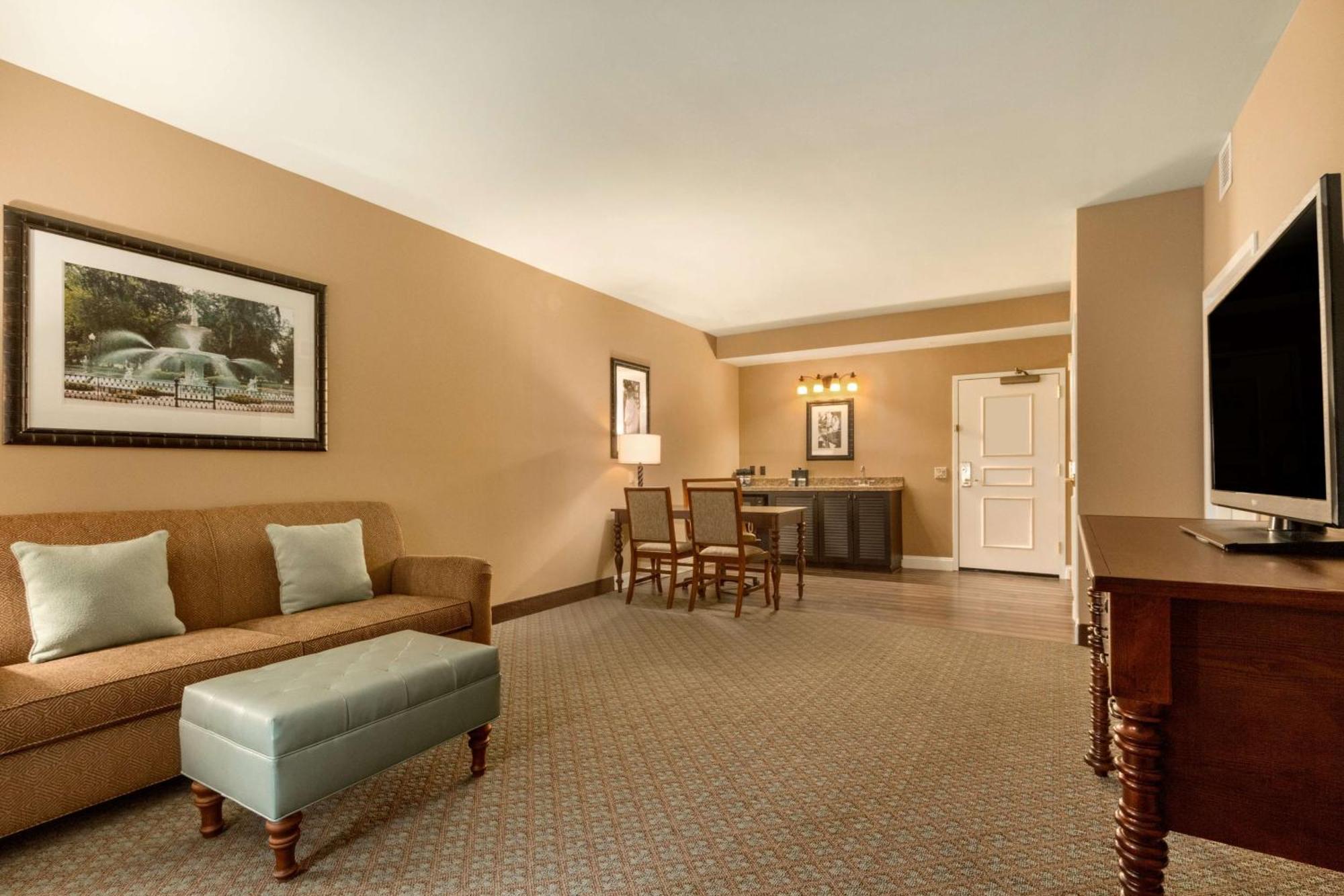 Embassy Suites Savannah Historic District Экстерьер фото