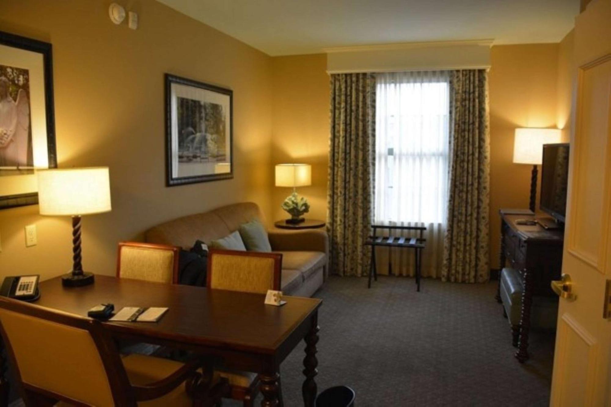 Embassy Suites Savannah Historic District Экстерьер фото